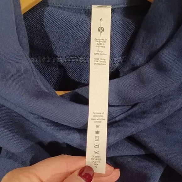 Lululemon Relaxed Cropped Hoodie. Color: Night Sea. Size: 6 - Picture 8 of 9